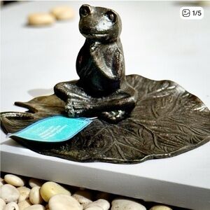 NWT Elegant Metal praying Frog Sculpture on a lily pad for Home Decor